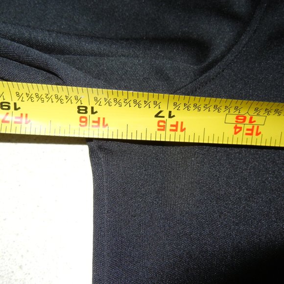 Under Armour Wmn M Semi-Fitted 1/4 Zip Long Sleeve Black Pullover Thumb Holes - Picture 9 of 10